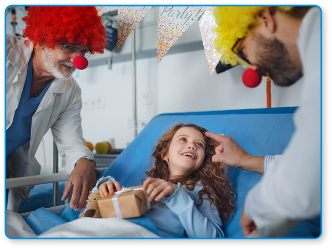 Imagem de voluntários fazendo uma criança alegre