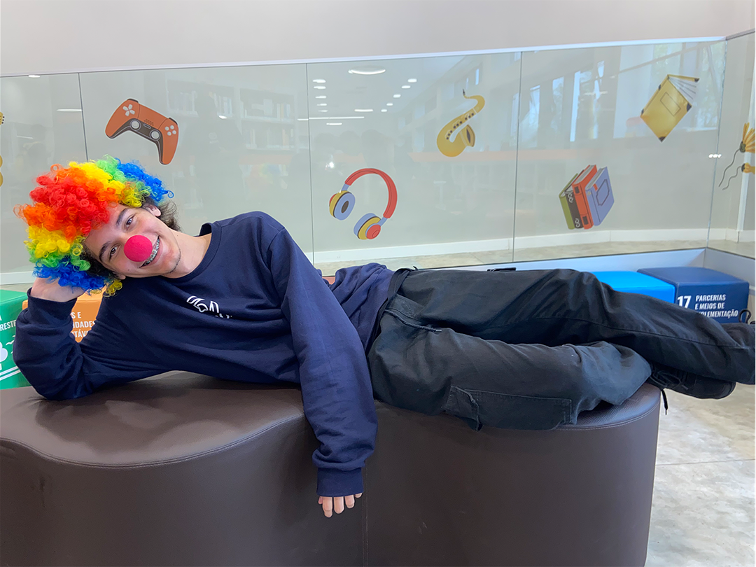 Funcionário feliz deitado