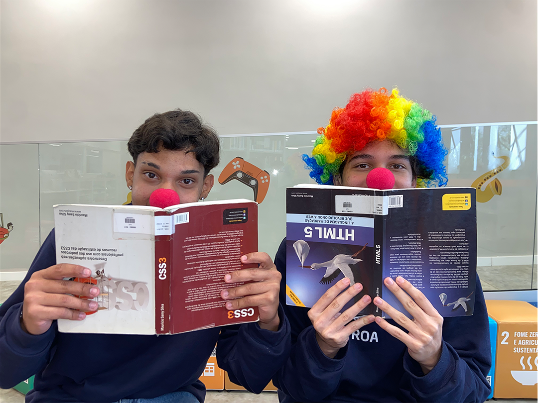 Imagem de dois funcionários lendo