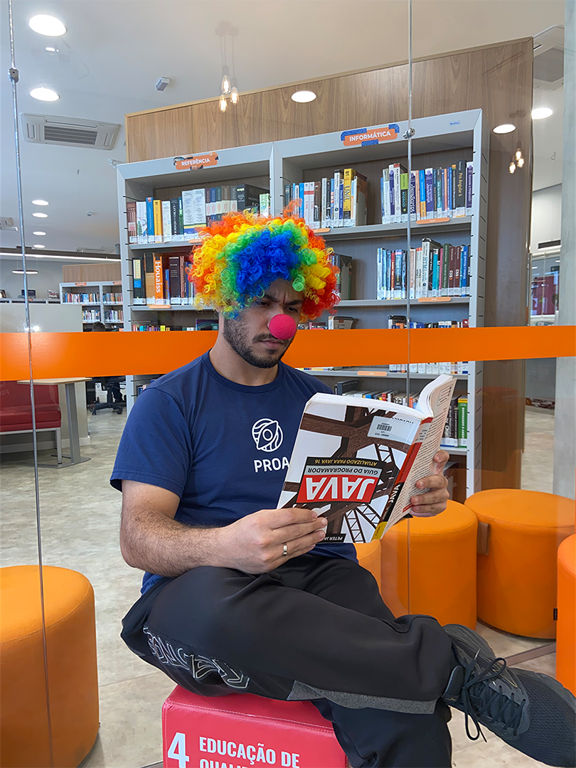 Imagem de um funcionário lendo